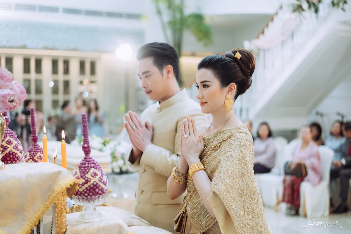 บ่าวสาวพนมมือในพิธีหมั้น