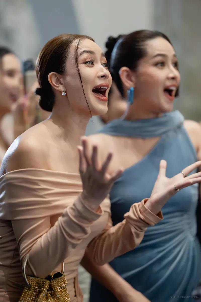 เพื่อนเจ้าสาวตื่นเต้นในงานเลี้ยง