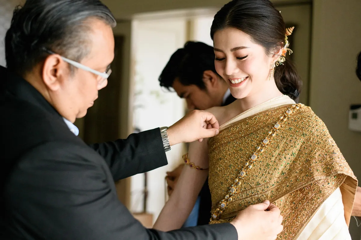 คุณพ่อติดสไบให้เจ้าสาวในวันหมั้น