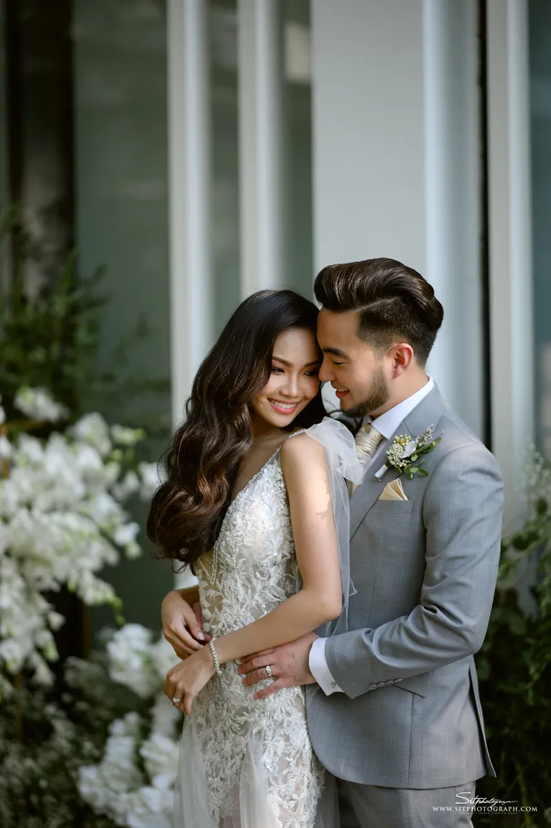 บ่าวสาวกอดกันในวันแต่งงาน
